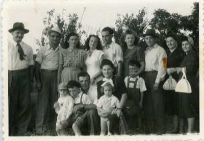  1952 Natanya with the Stern family 