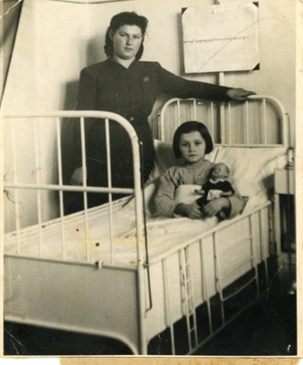  1940 My aunt Zisel and my sister Shiphra in the hospital 