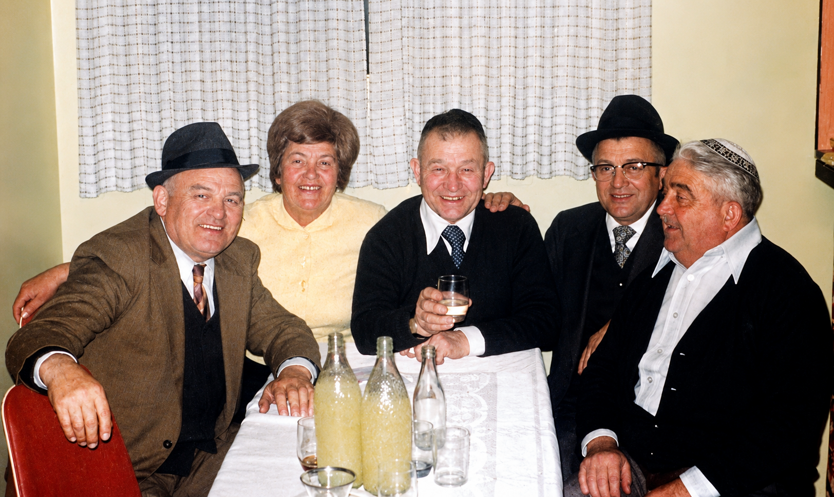 Issac, Baabi, Lipa, Shiku and Shloyme. (L-R) 