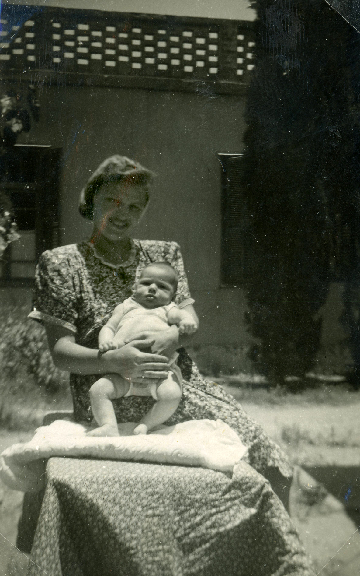  My aunt Zisel Veig with newborn Raaya 